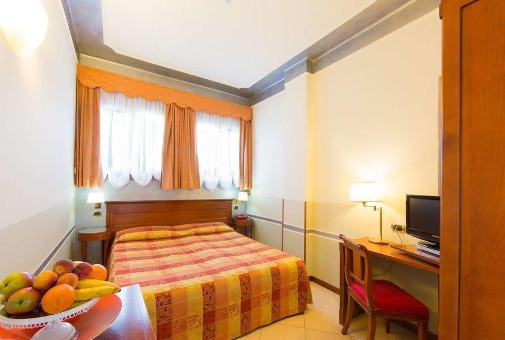 Hotel Londra Алессандрия Экстерьер фото